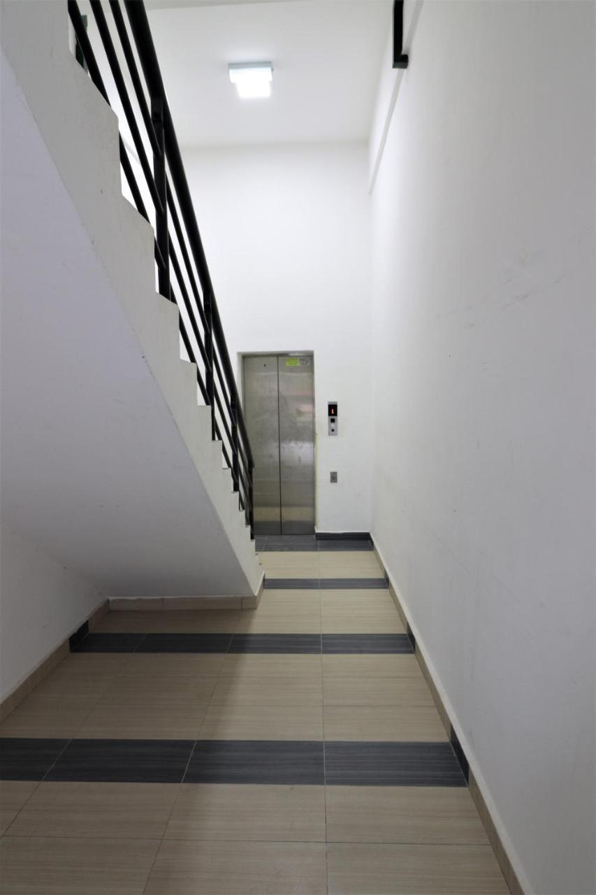 Jc Space Capsule Hotel Kuah Esterno foto